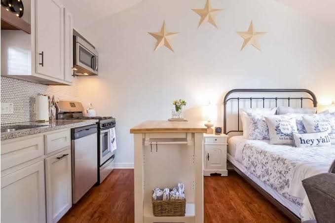 Charming guesthouse with full kitchen, private entrance fenced patio, Guesthouse in University of Texas