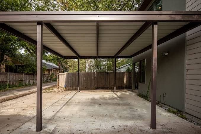Private 872 sq ft guesthouse, off street parking, walk to UT, Guesthouse in University of Texas