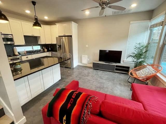 Stylish East Austin Resort-style property: 5/3 main house with a 2/2 guest house, Guesthouse in Austin