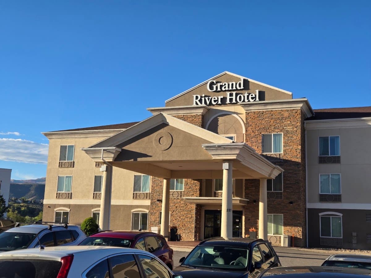 Grand River Hotel, Hotel in Parachute