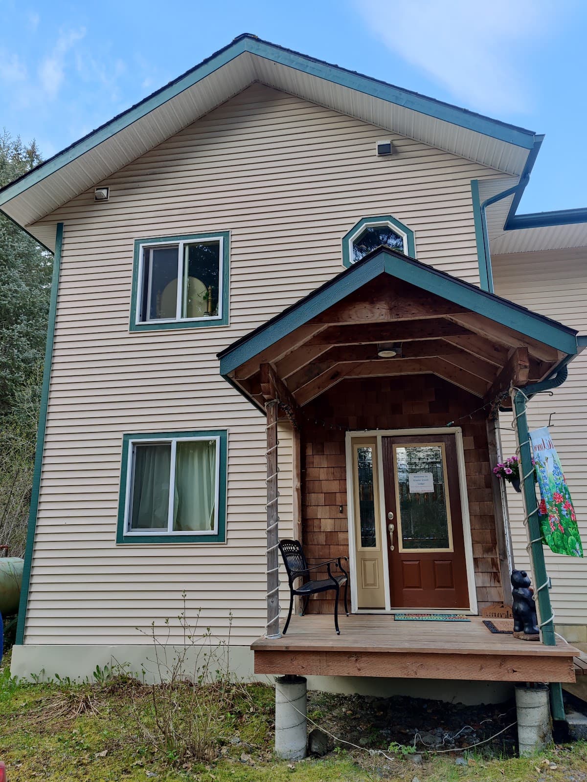 Glacier Creek Lodging, Bed & Breakfast in Bear Creek