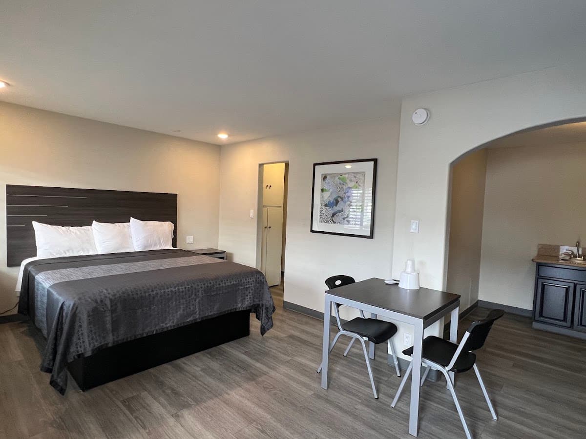 Cloud 9 Motel - Newly Renovated, Hotel in Santa Fe Springs