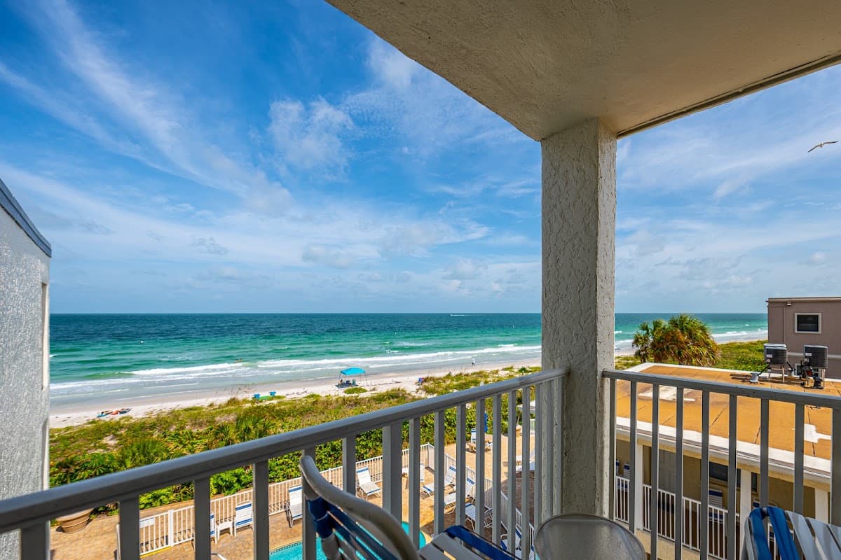 Emerald Residences of Belleair Beach -Formerly Belleair Beach Club, Hotel in Belleair Beach