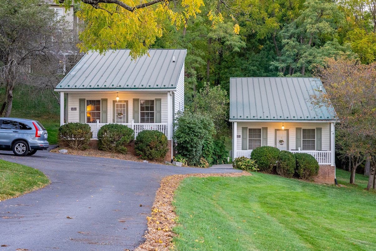By the Side of the Road Inn & Cottages, Hotel in Belmont Estates