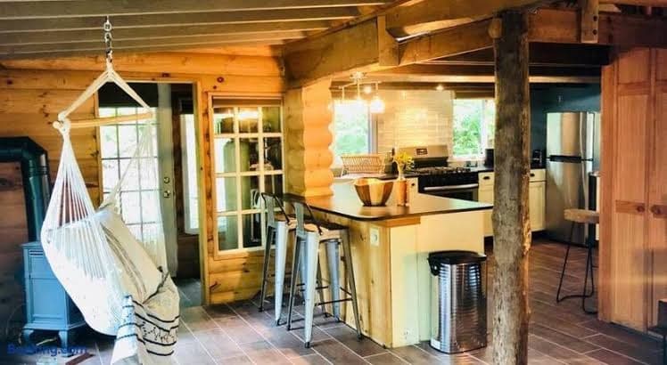 Bear Cottage - Entire Place, Holiday Home in Birchwood Lakes