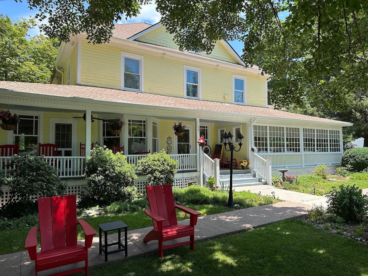 Red Rocker Inn, Bed & Breakfast in Black Mountain
