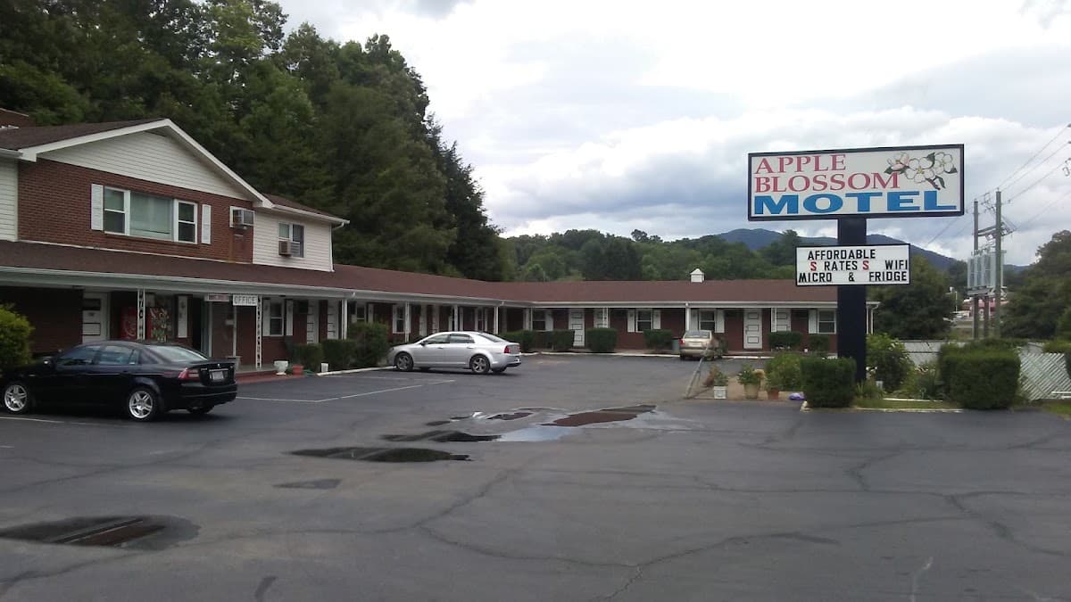 Acorn Motel - Building 2, Hotel in Black Mountain