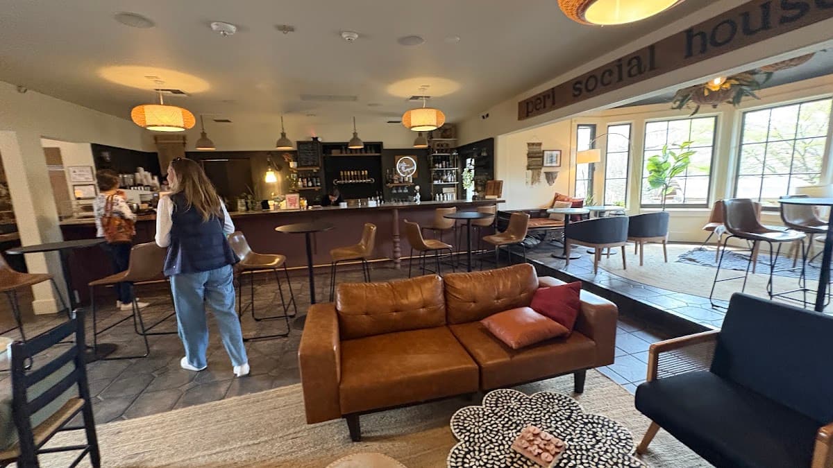Peri Social House : Bar ~ Coffee ~ Boutique Hotel, Hotel in Black Mountain
