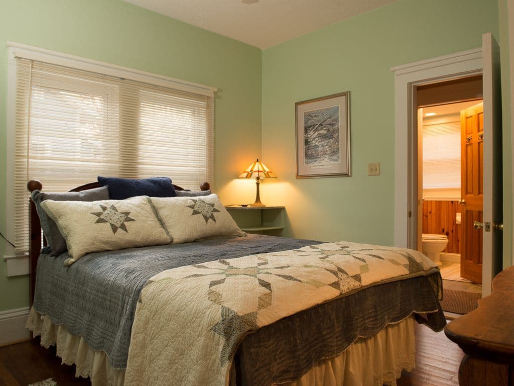 The Red Cottage in Black Mountain, NC, Holiday Home in Black Mountain