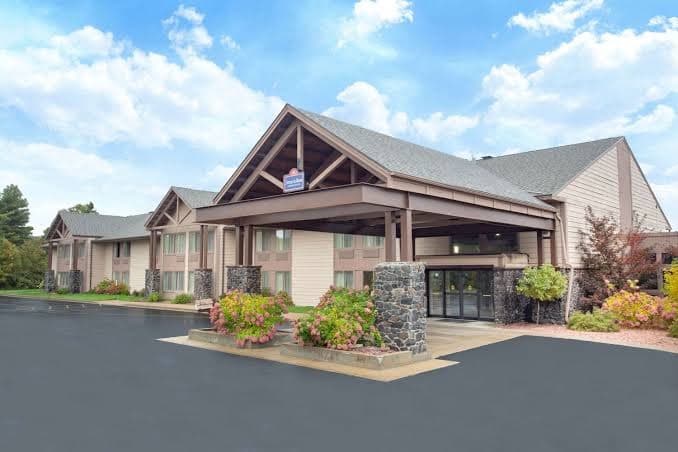 Coratel Plus Suites by Jasper Black River Falls, Hotel in Black River Falls