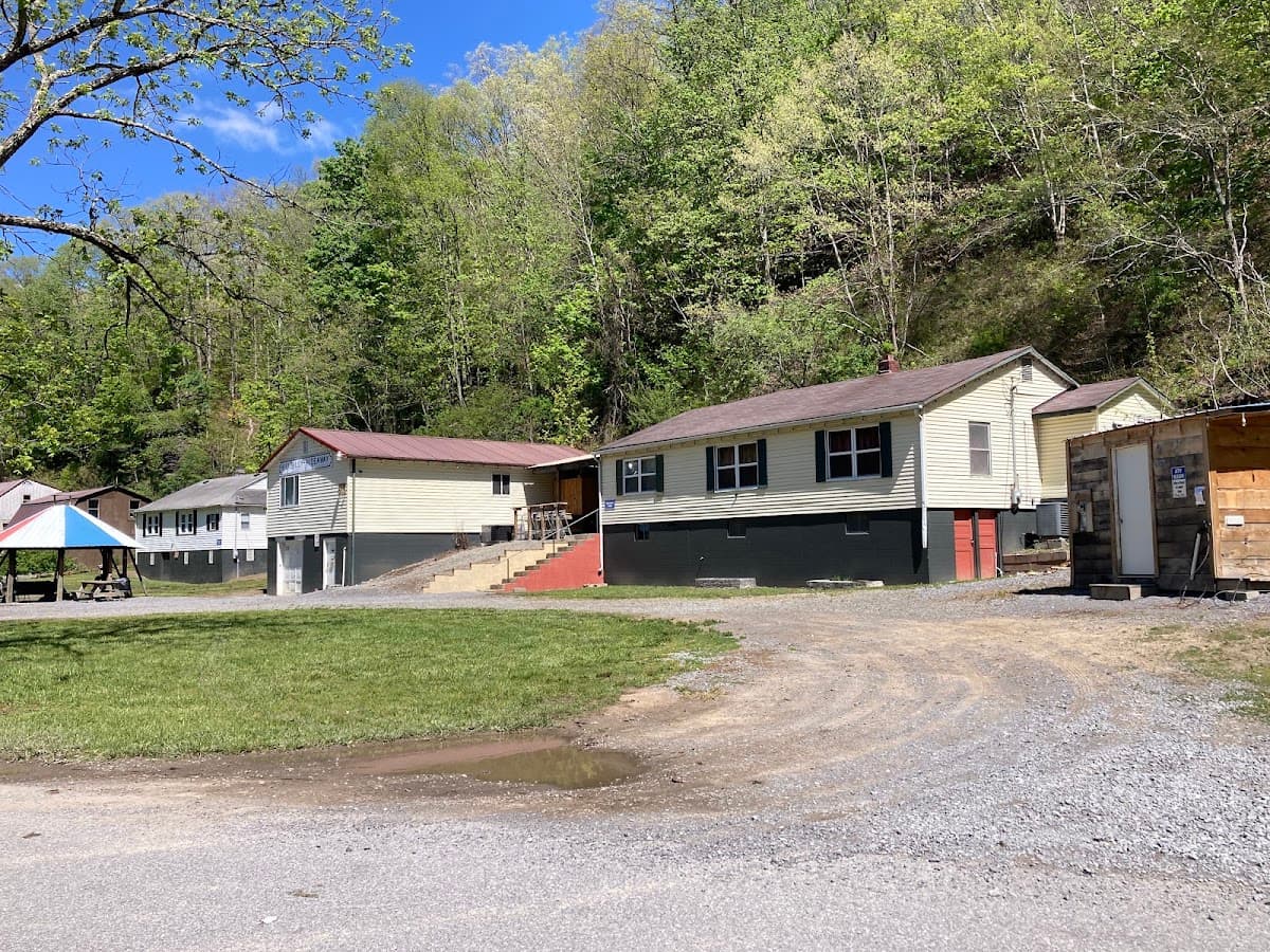 Hatfield McCoy Riverfront Resort, Resort in Bluewell