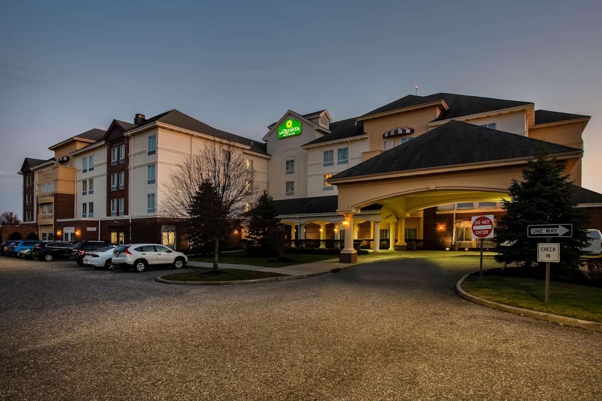 La Quinta Inn & Suites by Wyndham Islip - MacArthur Airport, Hotel in Bohemia