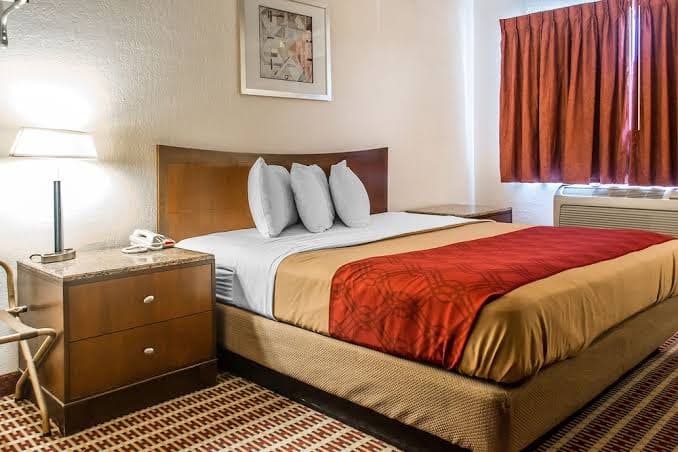 Economy Inn & Suites, Hotel in Bolindale