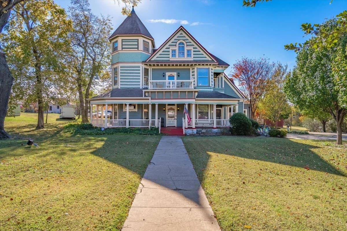 Four Winds Victorian Venue and Suites, Hotel in Bonham