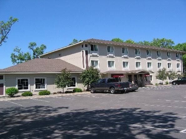 Budget Host, Hotel in North Branch
