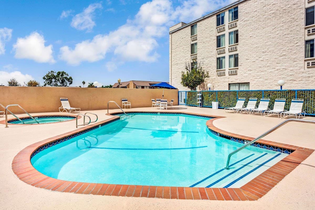 Days Inn & Suites by Wyndham Fullerton, Hotel in La Habra