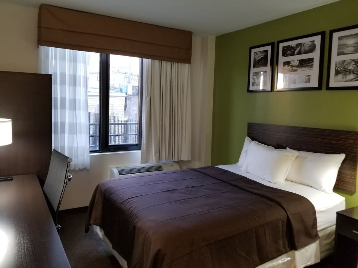 Hillside Hotel Queens, Hotel in Briarwood