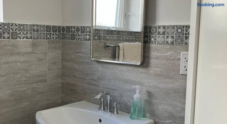 Chic Studio, NYC 45 min by Subway , Brooklyn, Brighton Beach - Entire Place, Hotel in Brighton Beach