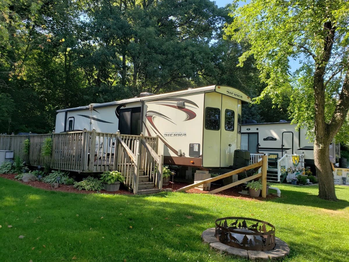 Crazy Horse Campground, Caravan Park in Brodhead