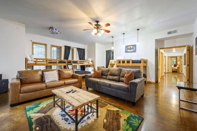 Wild Horse Lodge · Sleeps 25: Theatre, EV Charger & Secluded Retreat, Lodge in Broken Bow