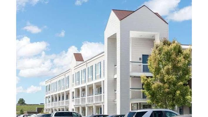 Super 8 by Wyndham Brook Park/Cleveland, Hotel in Brook Park