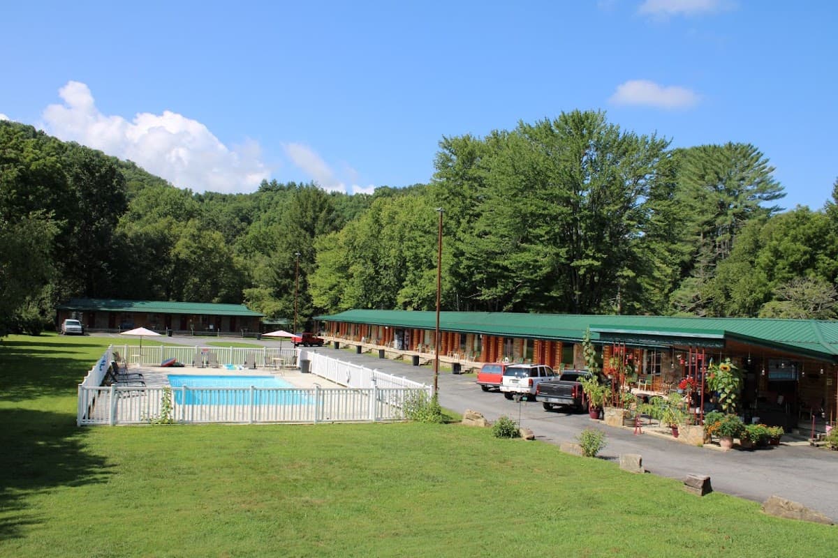 Two Rivers Lodge and Cabins, Hotel in Bryson City