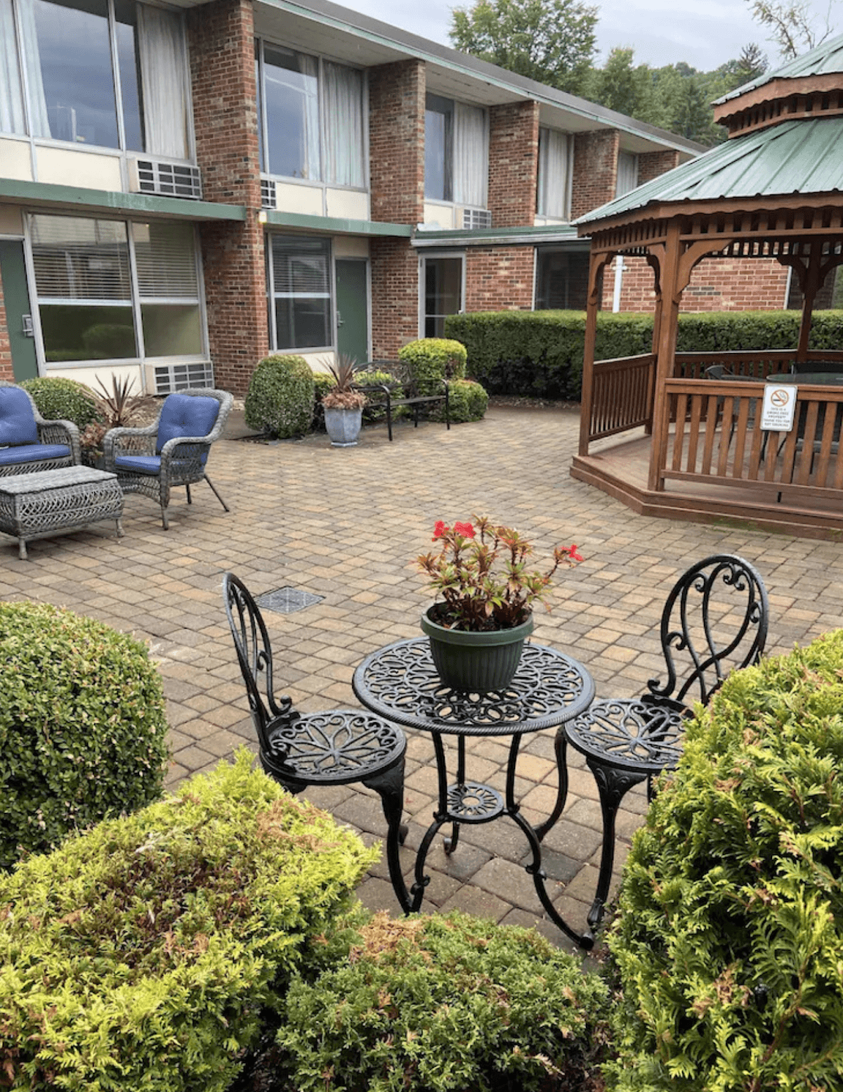 Tesla's Ramada by Wyndham, Hotel in Meadowood