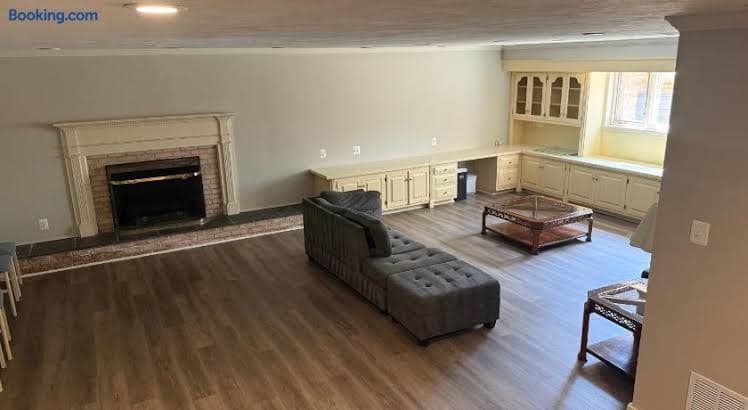 Perfect Retreat in Bethesda with 5-Bedrooms Best Location - Entire Place, Holiday Home in Bethesda
