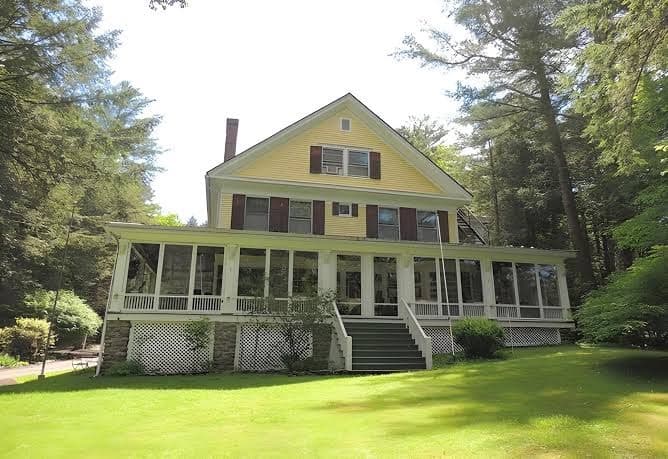 The Brookview Manor Inn and Restaurant, Hotel in Canadensis