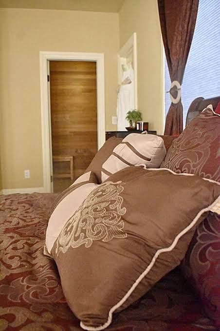 Spacious Villa with Indoor Sauna, Outdoor Hot tub, Mountain & Water views!, Holiday Home in Canterwood