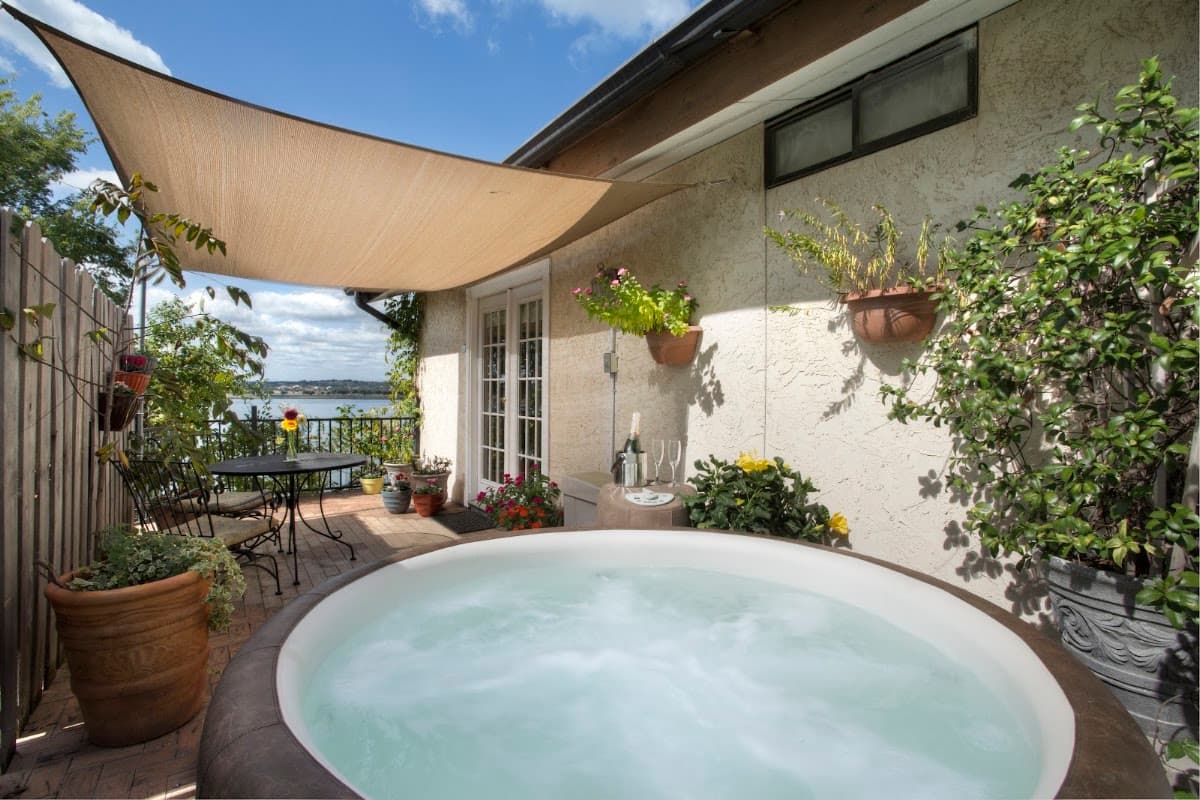 The Lakehouse Bed and Breakfast, Bed & Breakfast in Canyon Lake