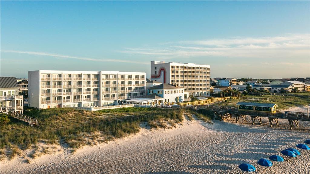 Golden Sands Carolina Beach Oceanfront Tapestry by Hilton, Hotel in Carolina Beach