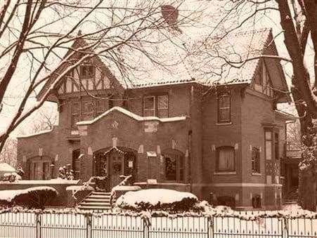 The Mansion south Breakfast, Bed & Breakfast in West Dundee