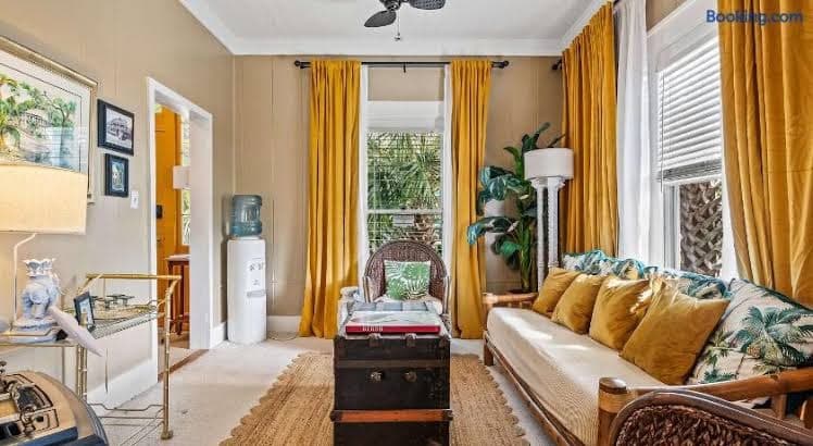 Old Carrabelle Hotel Magnolia Suite - Entire Place, Holiday Home in Carrabelle
