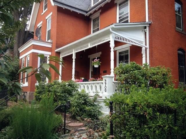 Akwaaba Philadelphia, Bed & Breakfast in Spruce Hill