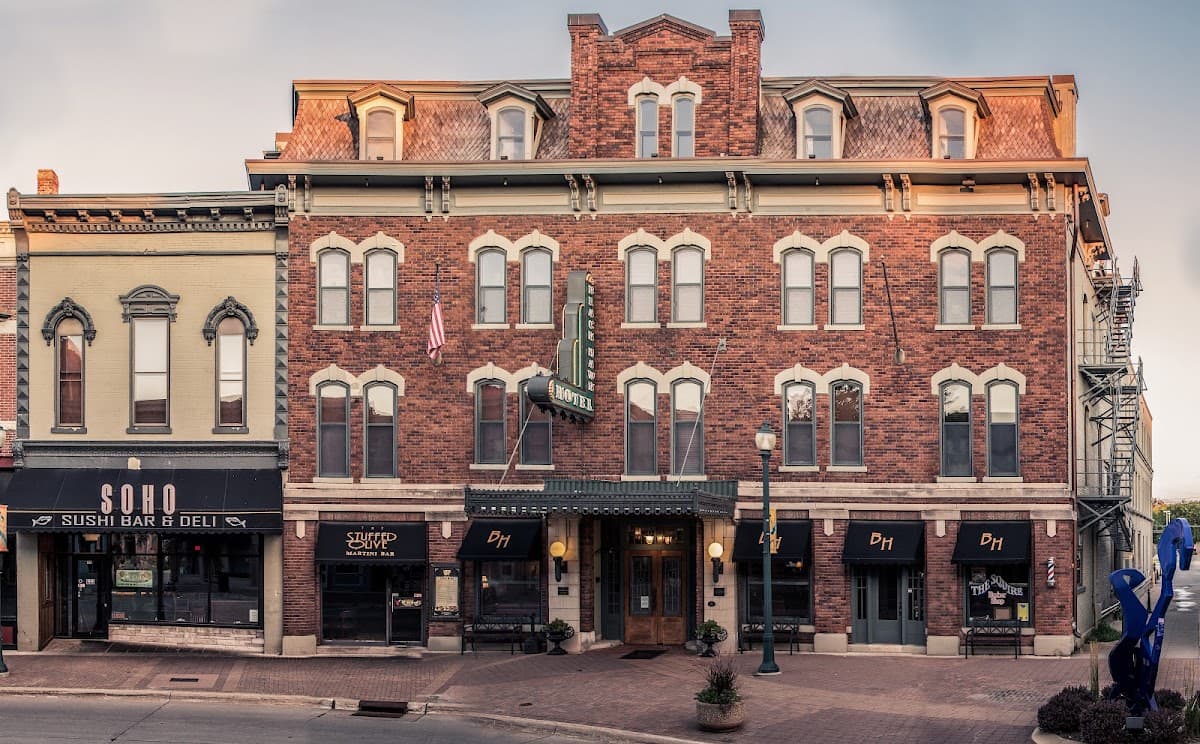 The Black Hawk Hotel, Hotel in Cedar Falls