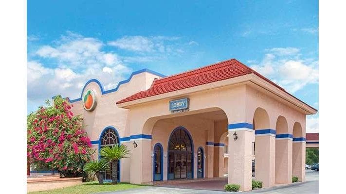 Travelodge Suites by Wyndham Kissimmee Orange, Hotel in Celebration