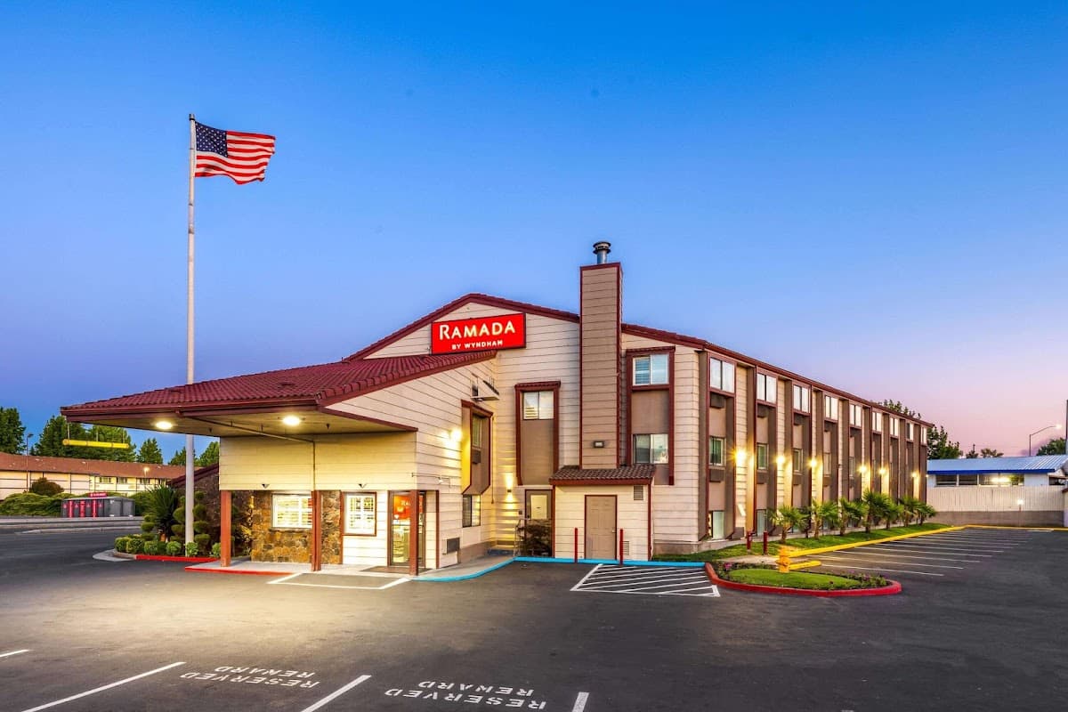 Ramada by Wyndham Medford Airport North, Hotel in Medford