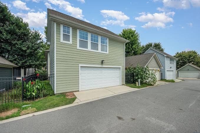 Stylish 1BR Guesthouse w/ Attached Garage ~2 Miles from Uptown Charlotte, Guesthouse in Charlotte