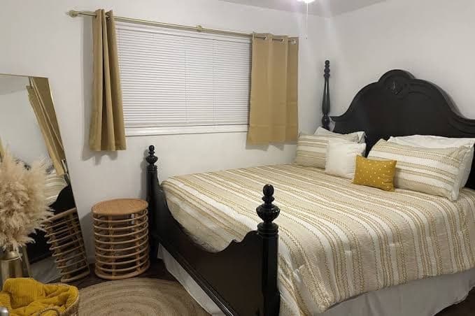 The House Cottage Fully Furnished \nCharlotte Own Near Uptown, Holiday Home in Charlotte