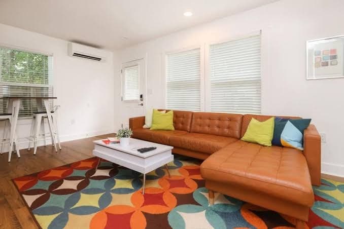 Bungalow Tiny Guest House with Private Fenced Yard - Three-Bedroom House, Guesthouse in Charlotte
