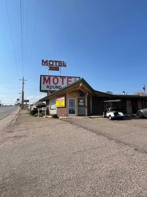 Round-Up Motel, Motel in Fox Farm-College