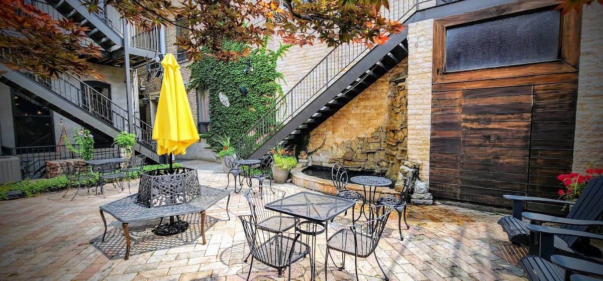 The Golden Arm, Hotel in West Town