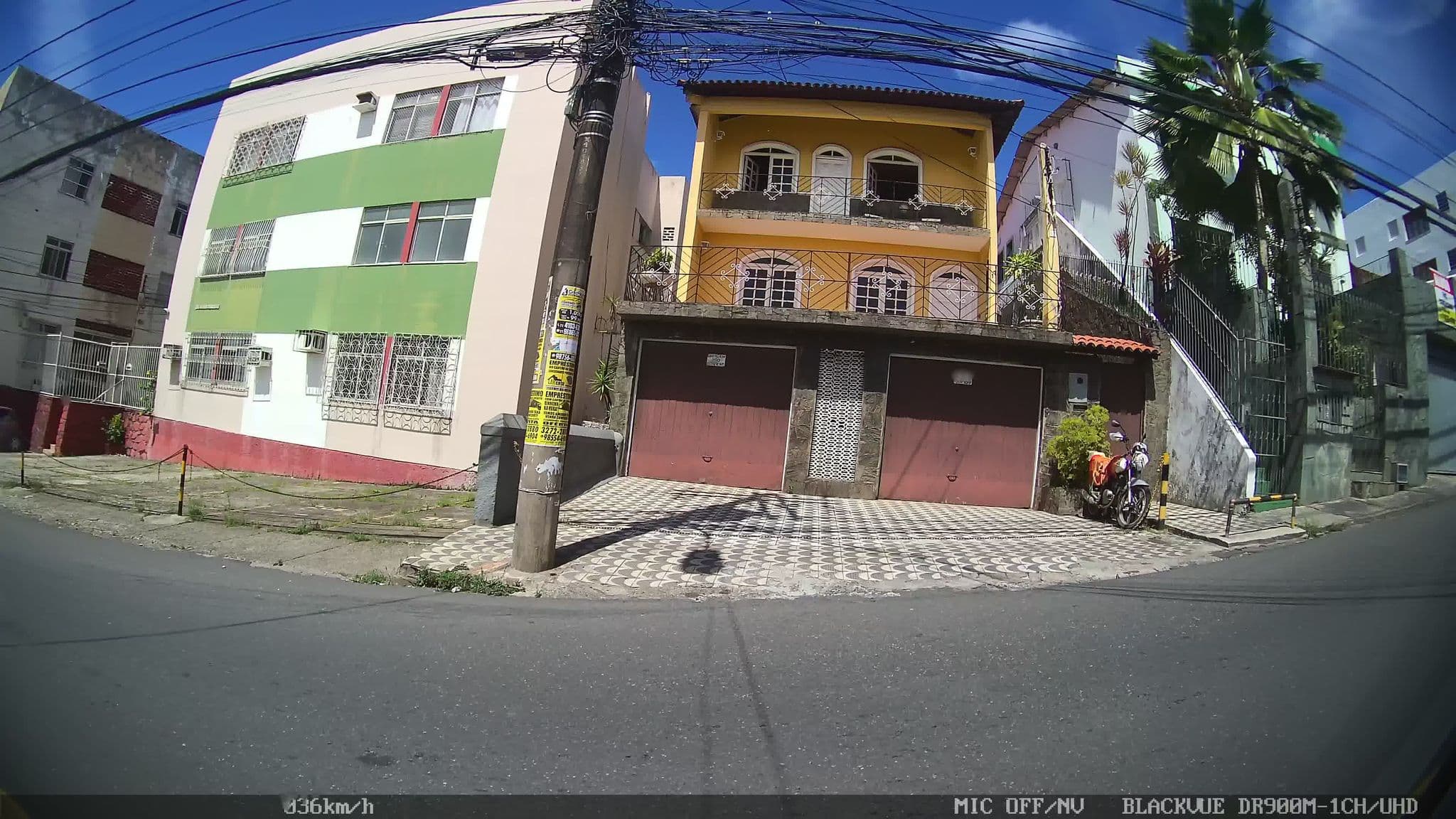 Street view near Edifício Cruz da Redenção, Salvador