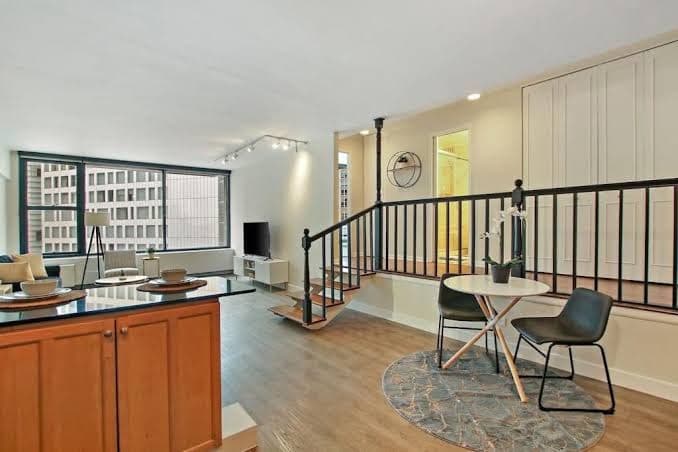 Comfortable 1BR Apt with Roomy Living Area Bedroom - Chestnut 09G - One-Bedroom Apartment, Hotel in Near North Side