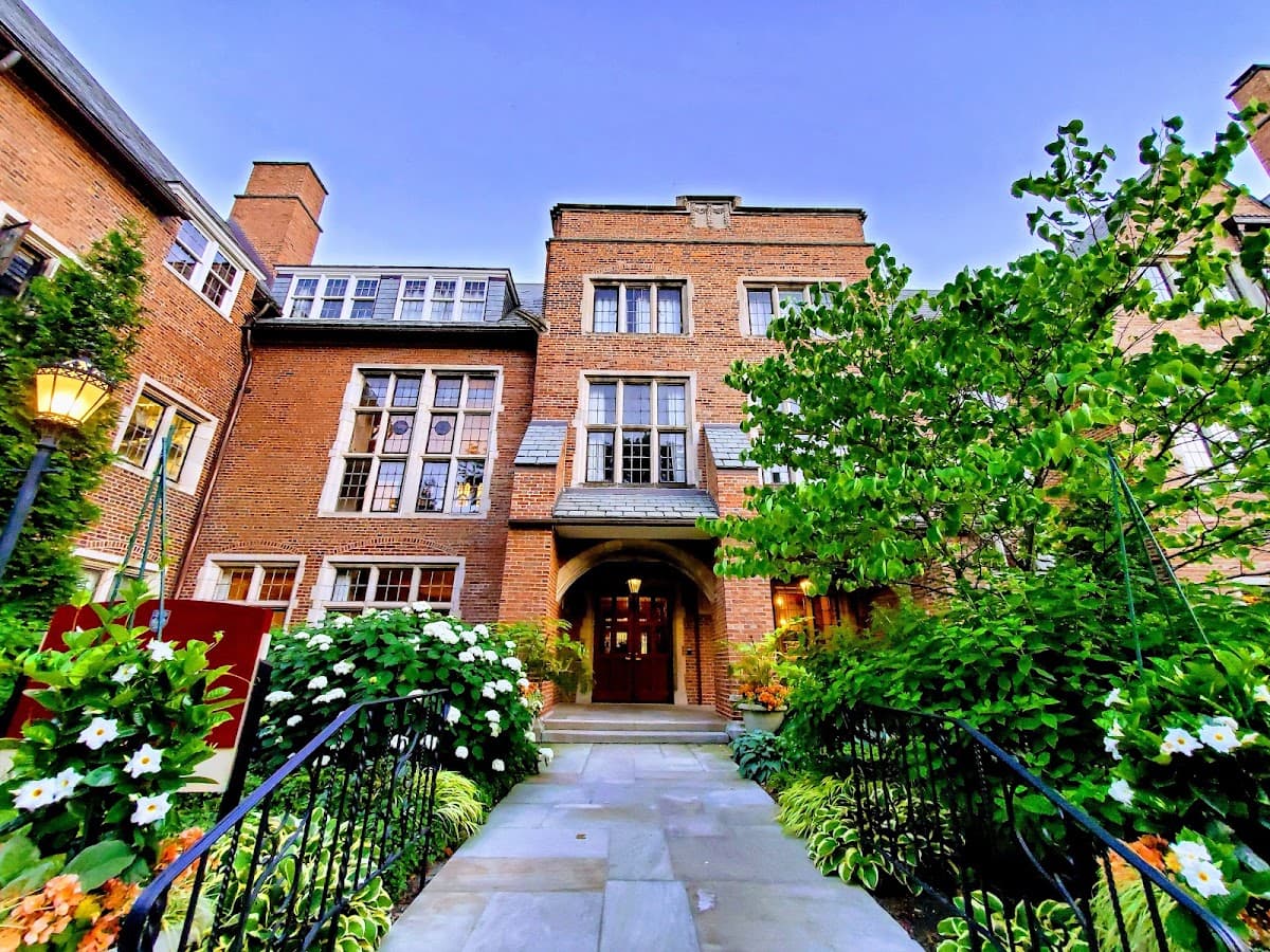 Quadrangle Club, Hotel in Kenwood