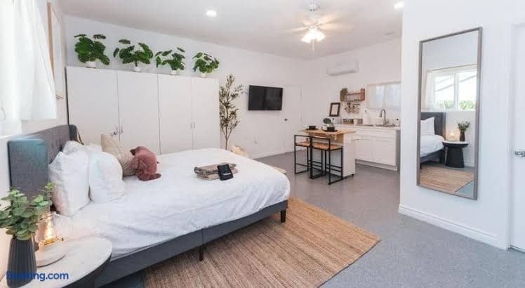 Welcoming Claremont Studio With Private Yard and Pool Spa - Entire Place, Hotel in Claremont