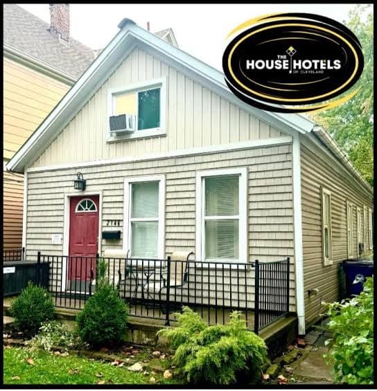 The House Hotels - W.20TH - Three Bedroom Near West Side Market and Downtown Cle, Hotel in Cleveland