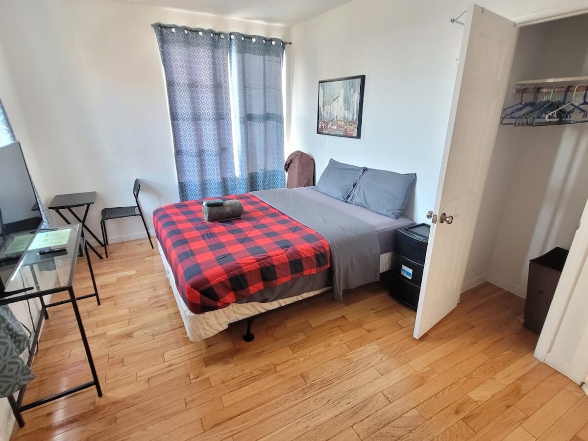 Private Room for Rent at Yankee Stadium (Not a Hotel), Hotel in Morrisania