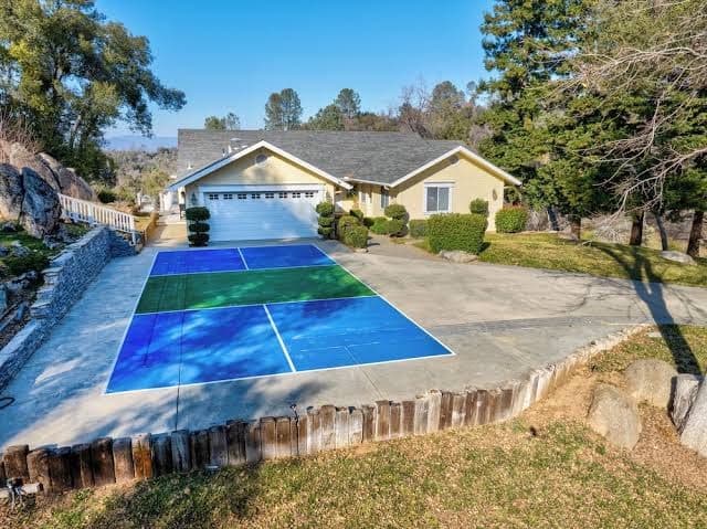Private 2 Homes for 16 Near Yosemite & Bass Lake, Holiday Home in Coarsegold